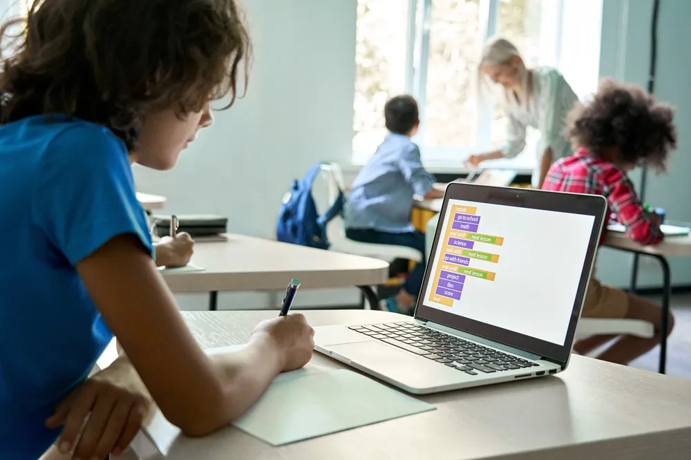 Conforme Seduc-CE, há parceria da pasta com o Google para uso da ferramenta Gemini em todas as escolas da rede estadual.