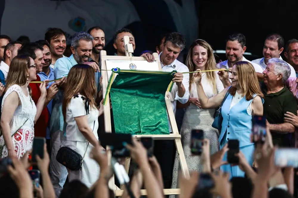 A placa de inauguração da Escola Municipal de Tempo Integral Professor Francimar Mangueira marca oficialmente a entrega da unidade à comunidade.