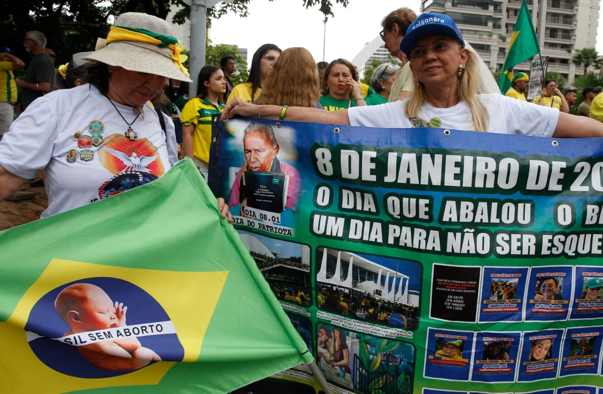 Manifestantes em ato na Praça Portugal, no dia 1º de março, em Fortaleza.