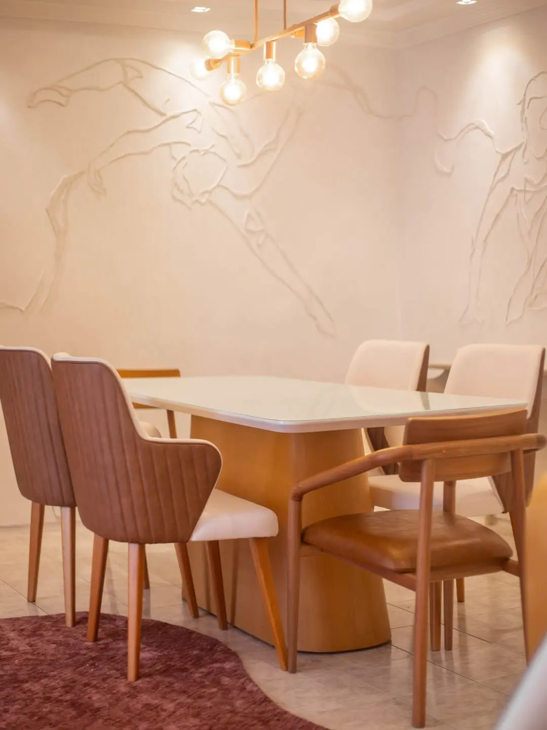 Sala de jantar, com mesa retangular e intervenção artística na parede inspirada em fotos da bailarina.