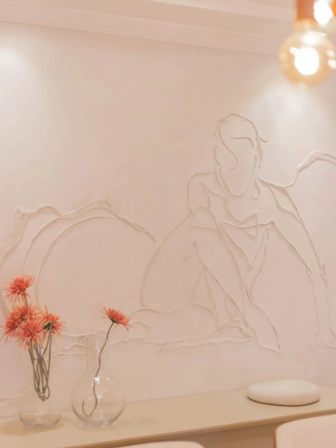 Detalha da obra de arte na parede.