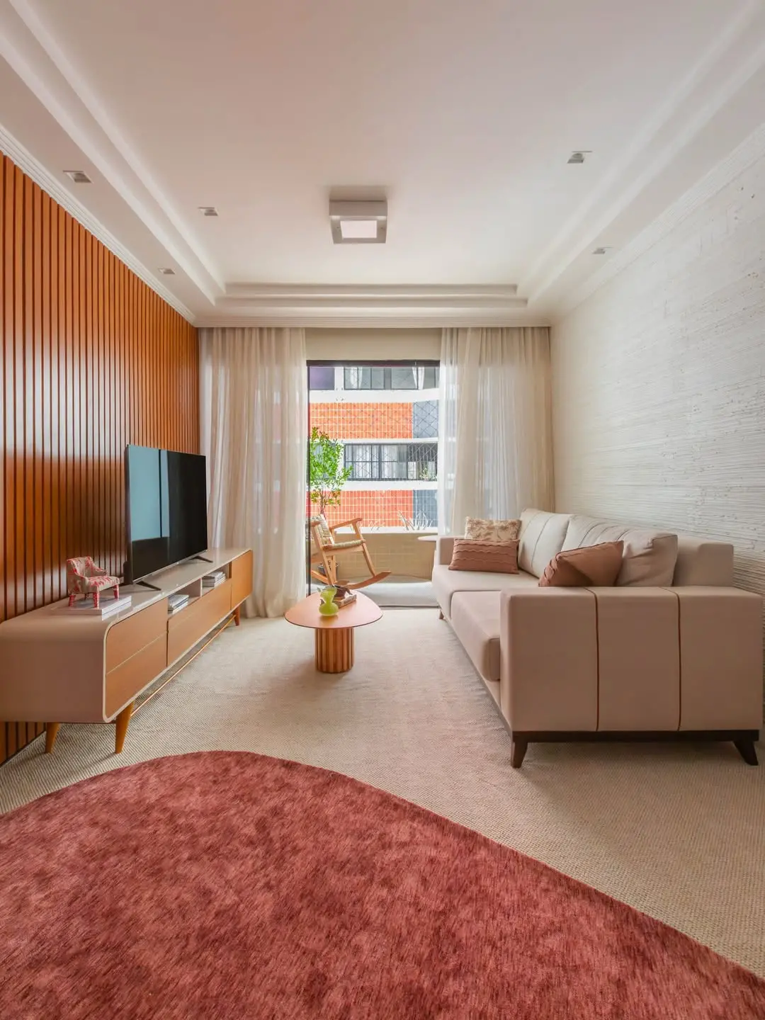 Vista aberta da sala de estar.