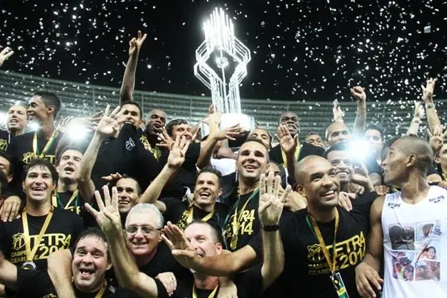 Atletas do Ceará celebram um título