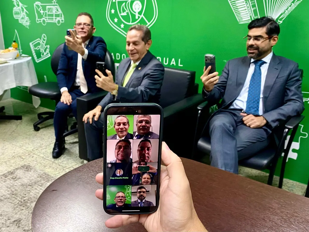 Foto mostra participação do Sargento Reginauro no Café da Oposição desta terça-feira (3).