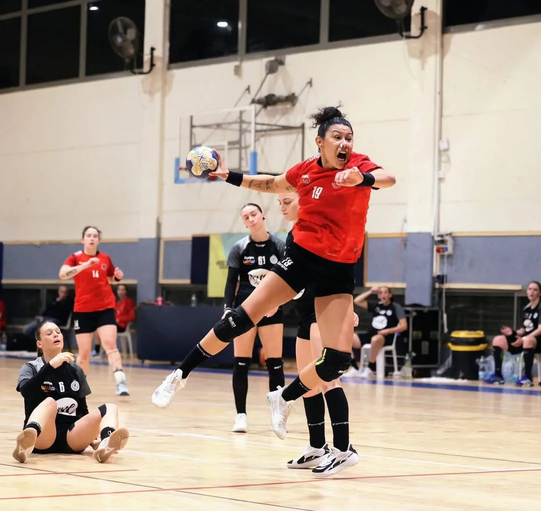 Elaine Gomes em campo com Handball Club Hapoel Ashdod, de Israel.