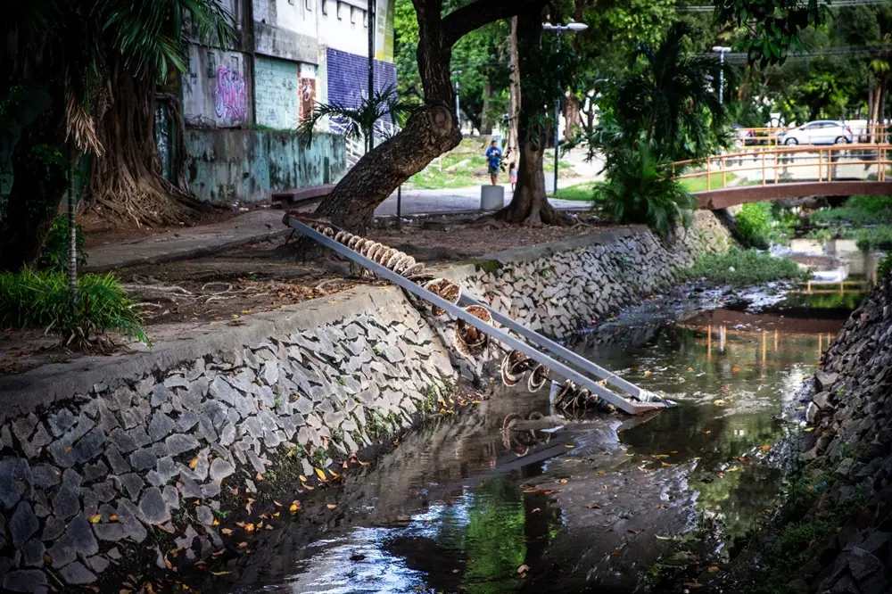 Na imagem, fotografia colorida em plano aberto da escultura 