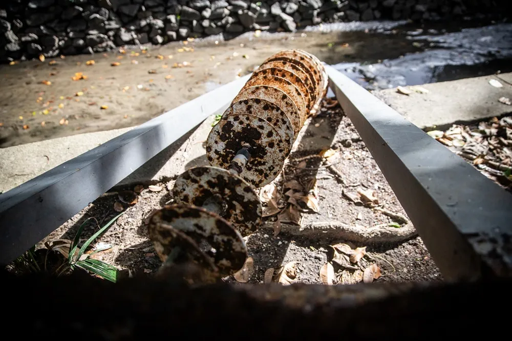 Forte ferrugem consome os discos integrantes da obra 'Cones'.