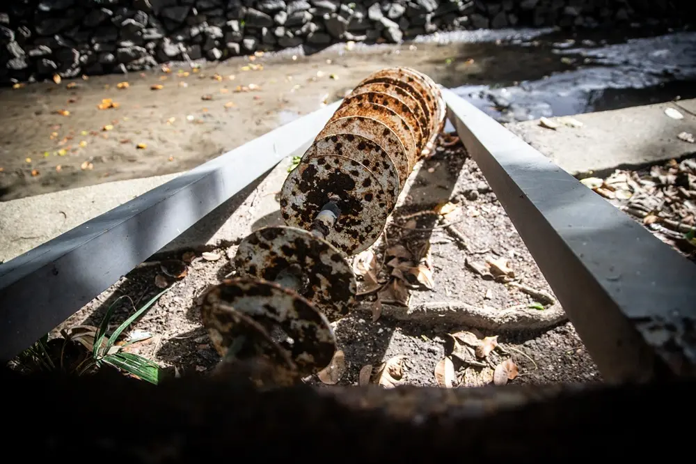 Na imagem, close-up em ângulo picado da escultura 