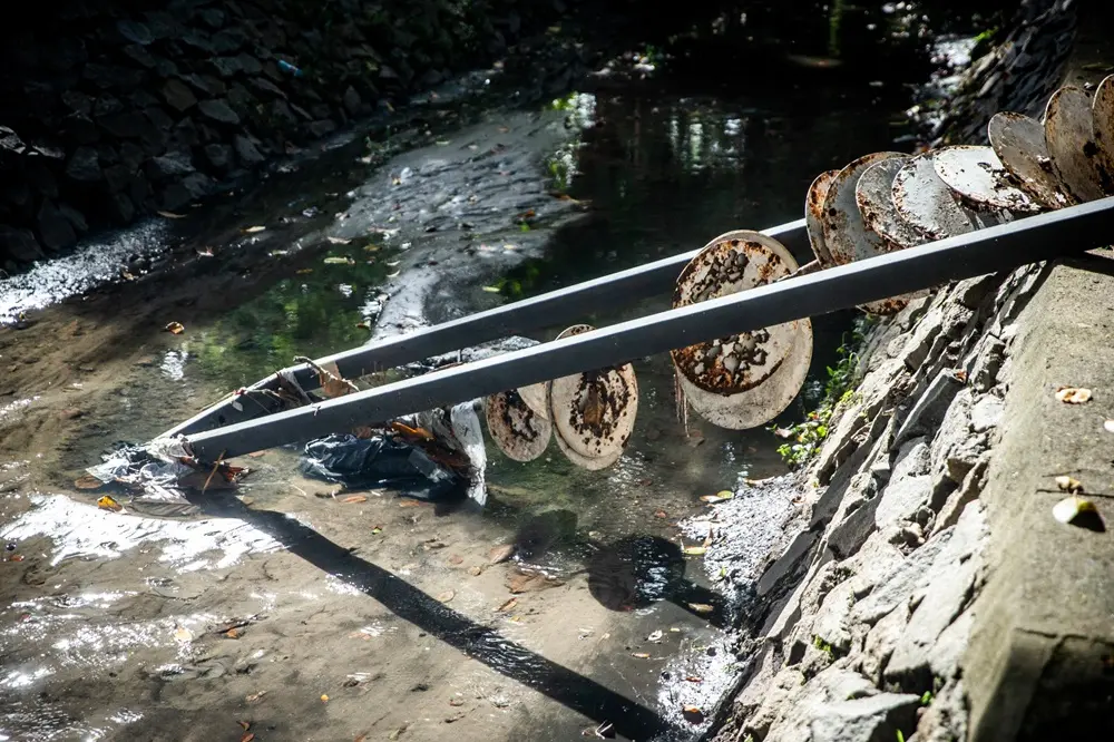 Na imagem, close-up da extremidade inferior da escultura 