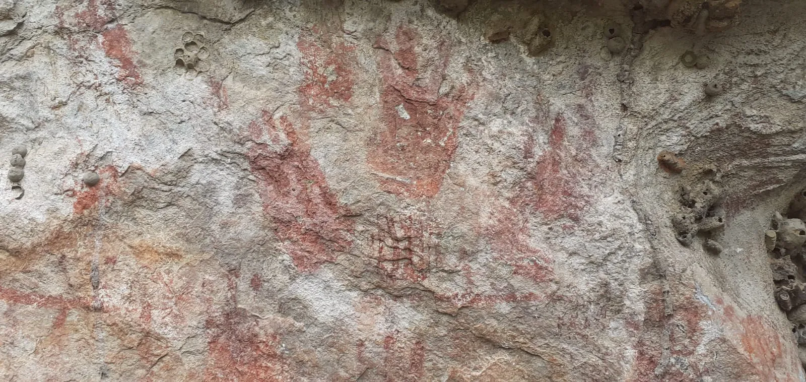Especialistas apontam que o local não é um achado recente. Ele já aparece em registros de pesquisadores que estudaram a arqueologia cearense ao longo do século XX.