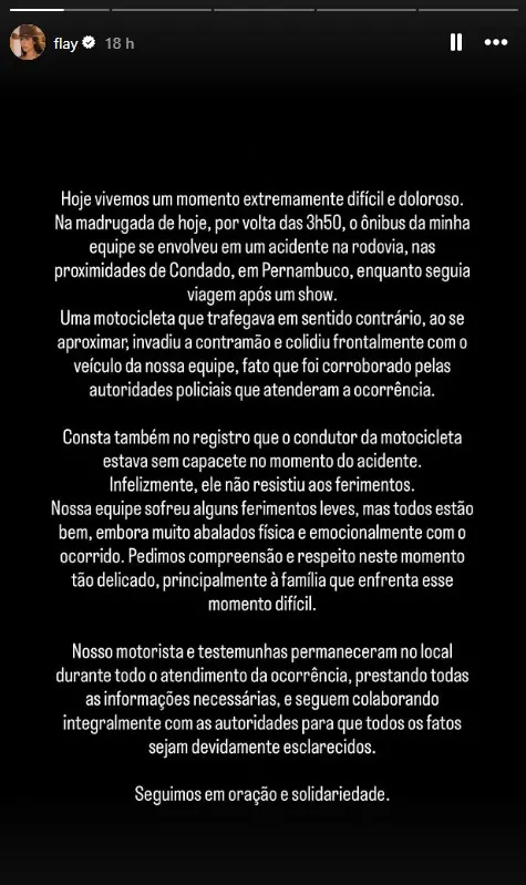 Um fundo preto exibe um comunicado oficial escrito em letras brancas, detalhando um acidente envolvendo o autocarro de uma equipa na região de Pernambuco. O texto ocupa quase toda a imagem e está organizado em parágrafos que relatam a colisão frontal com uma moto e prestam solidariedade à família da vítima.