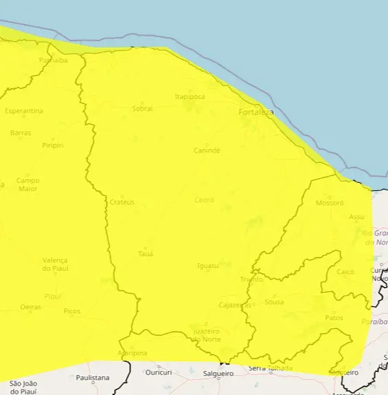 Mapa meteorológico destaca em amarelo o estado do Ceará e partes do Piauí e Rio Grande do Norte. A cor indica aviso de perigo potencial. Nomes de cidades como Fortaleza e Sobral estão visíveis.