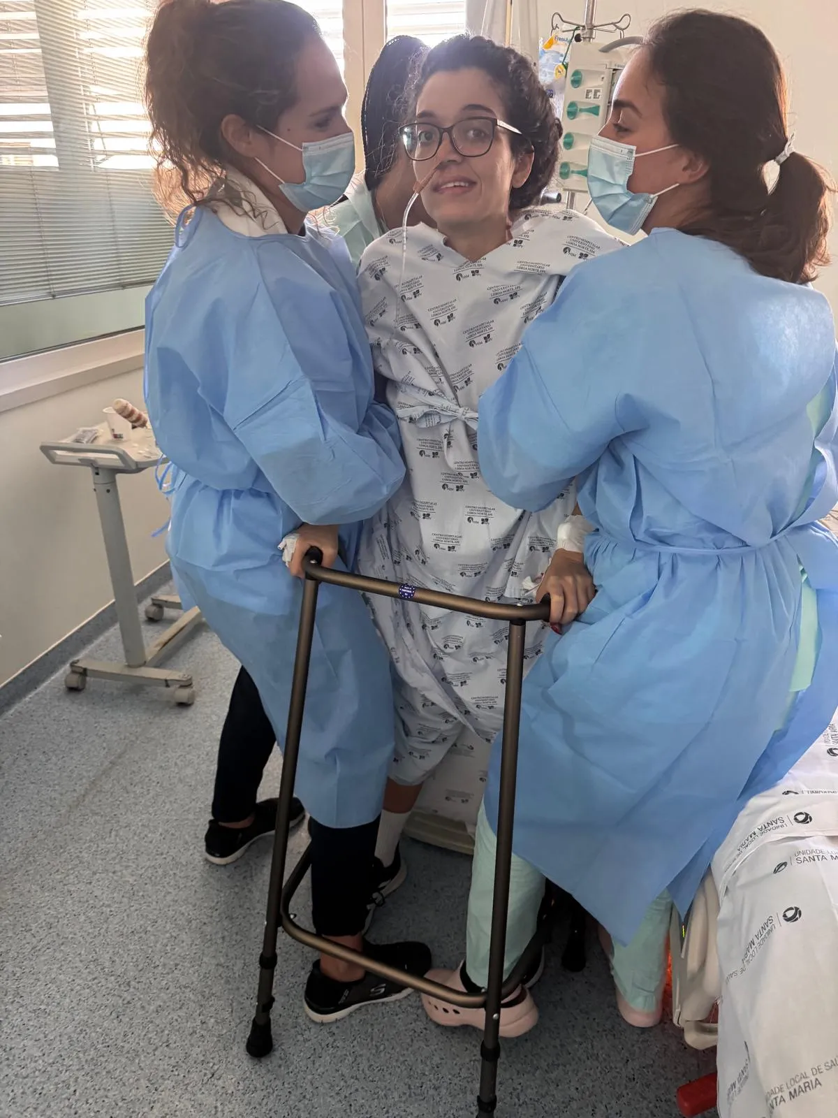 Registro de Alana pela primeira vez de pé após um mês da descoberta da síndrome.