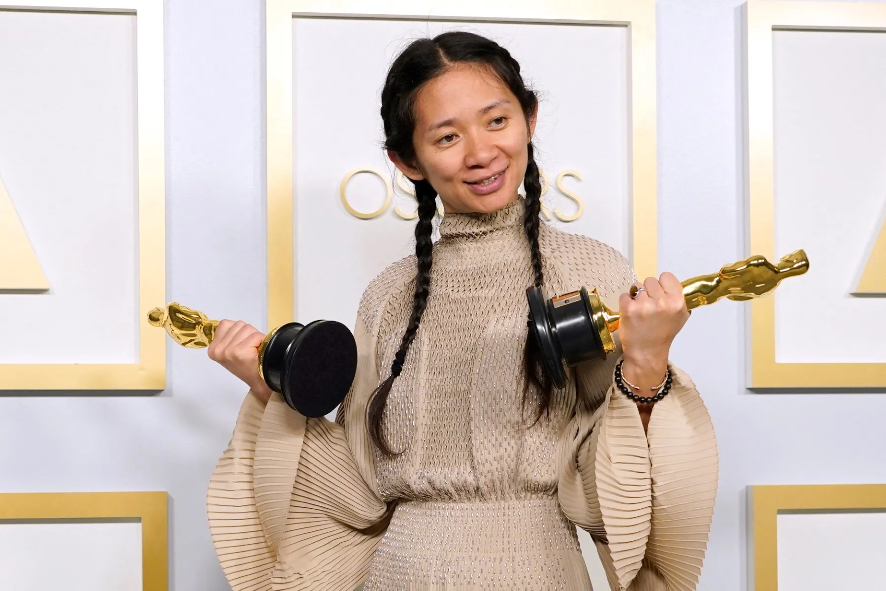 Zhao também foi a primeira mulher não-branca a vencer em Melhor Direção.