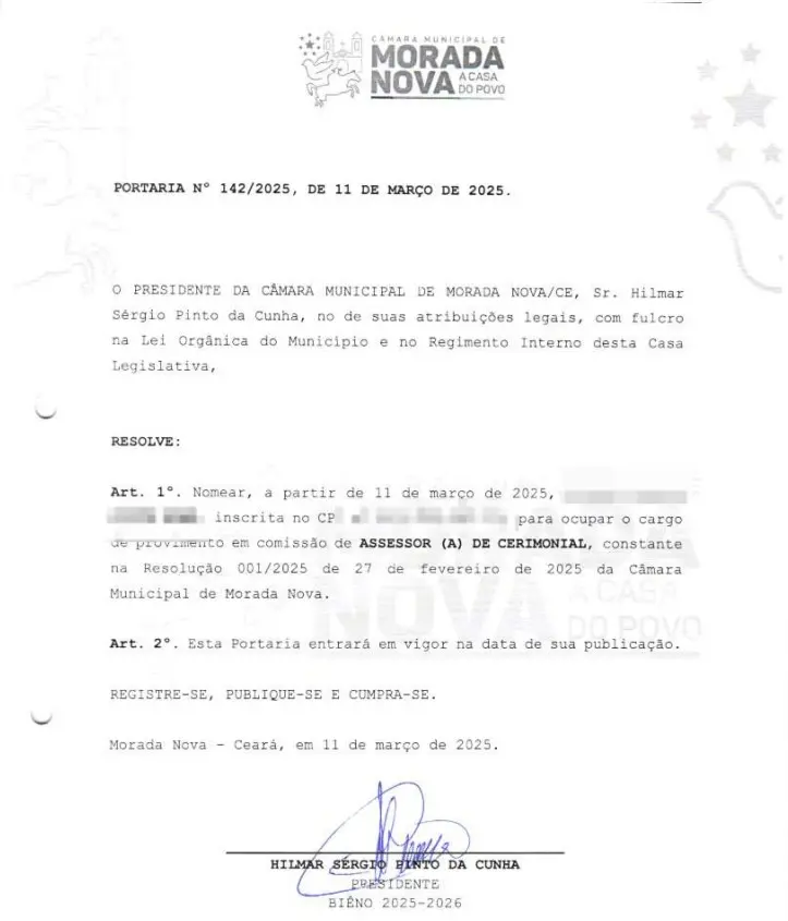 Documento oficial da Câmara Municipal de Morada Nova com o título “Portaria nº 142/2025, de 11 de março de 2025”. O texto informa a nomeação de uma pessoa (nome e CPF parcialmente ocultos) para o cargo comissionado de Assessor(a) de Cerimonial, conforme resolução de fevereiro de 2025. No final consta a data “Morada Nova – Ceará, em 11 de março de 2025” e a assinatura de Hilmar Sérgio Pinto da Cunha, presidente da Câmara, com indicação do biênio 2025–2026.