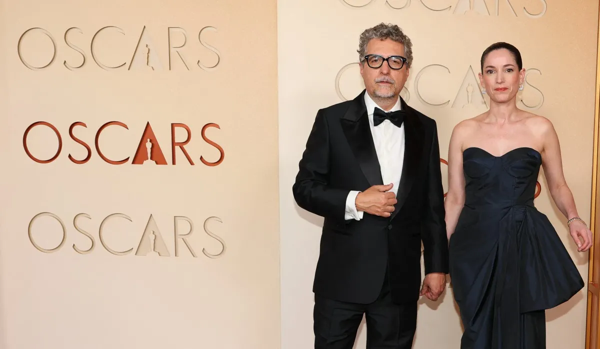 Kleber Mendonça Filho e Emilie Lesclaux no tapete vermelho do Oscar 2026.