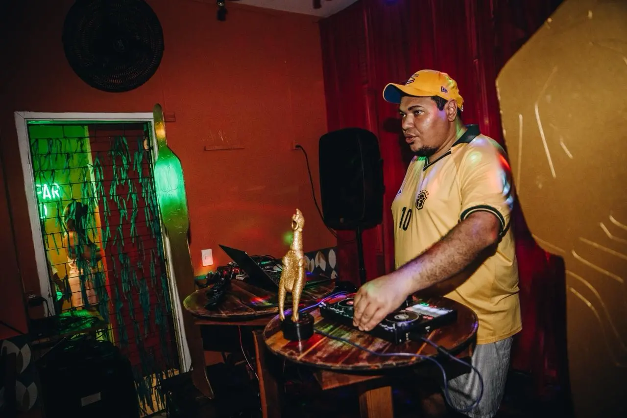 DJ em bar de Fortaleza com a torcida pelo Oscar do Brasil.
