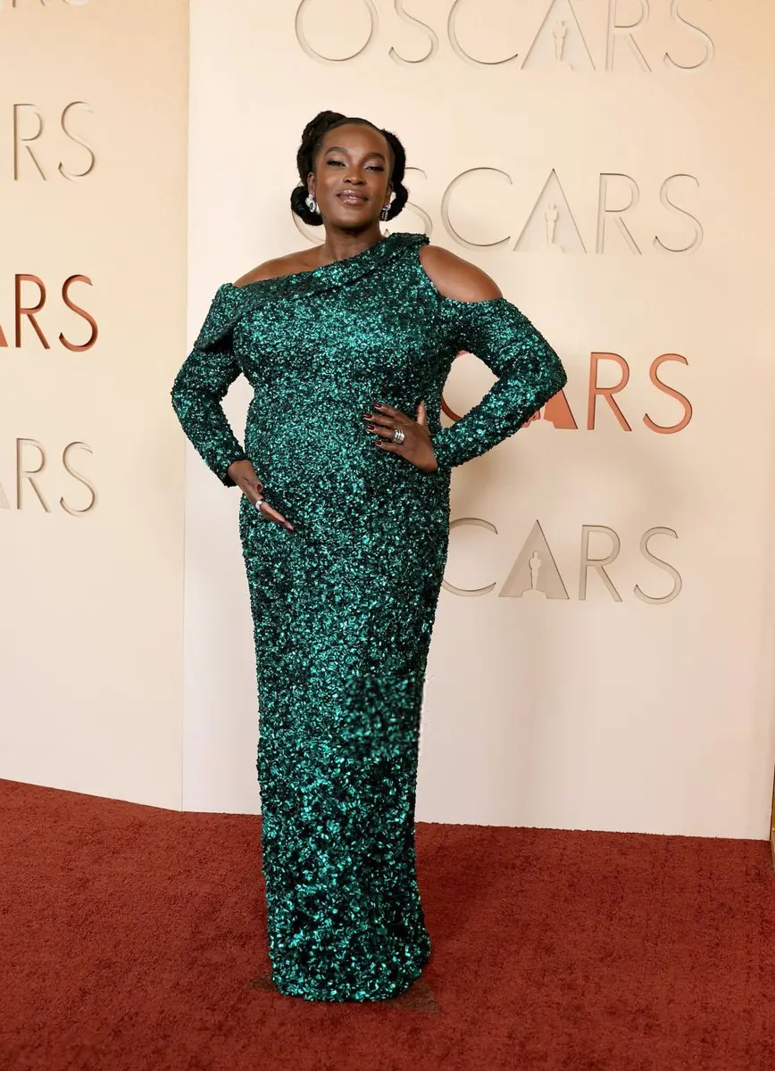 Wunmi Mosaku no tapete vermelho do Oscar 2026