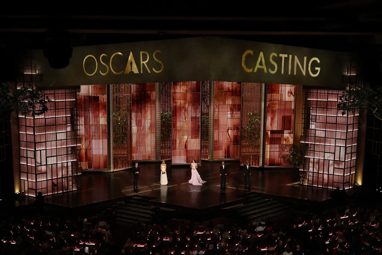 Palco do Oscar durante a apresentação da categoria Melhor Seleção de Elenco no Oscar 2026.