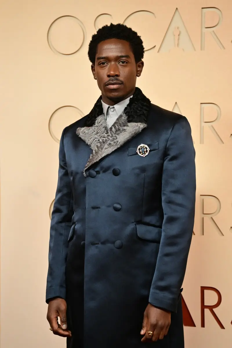 Damson Idris no tapete vermelho do Oscar 2026