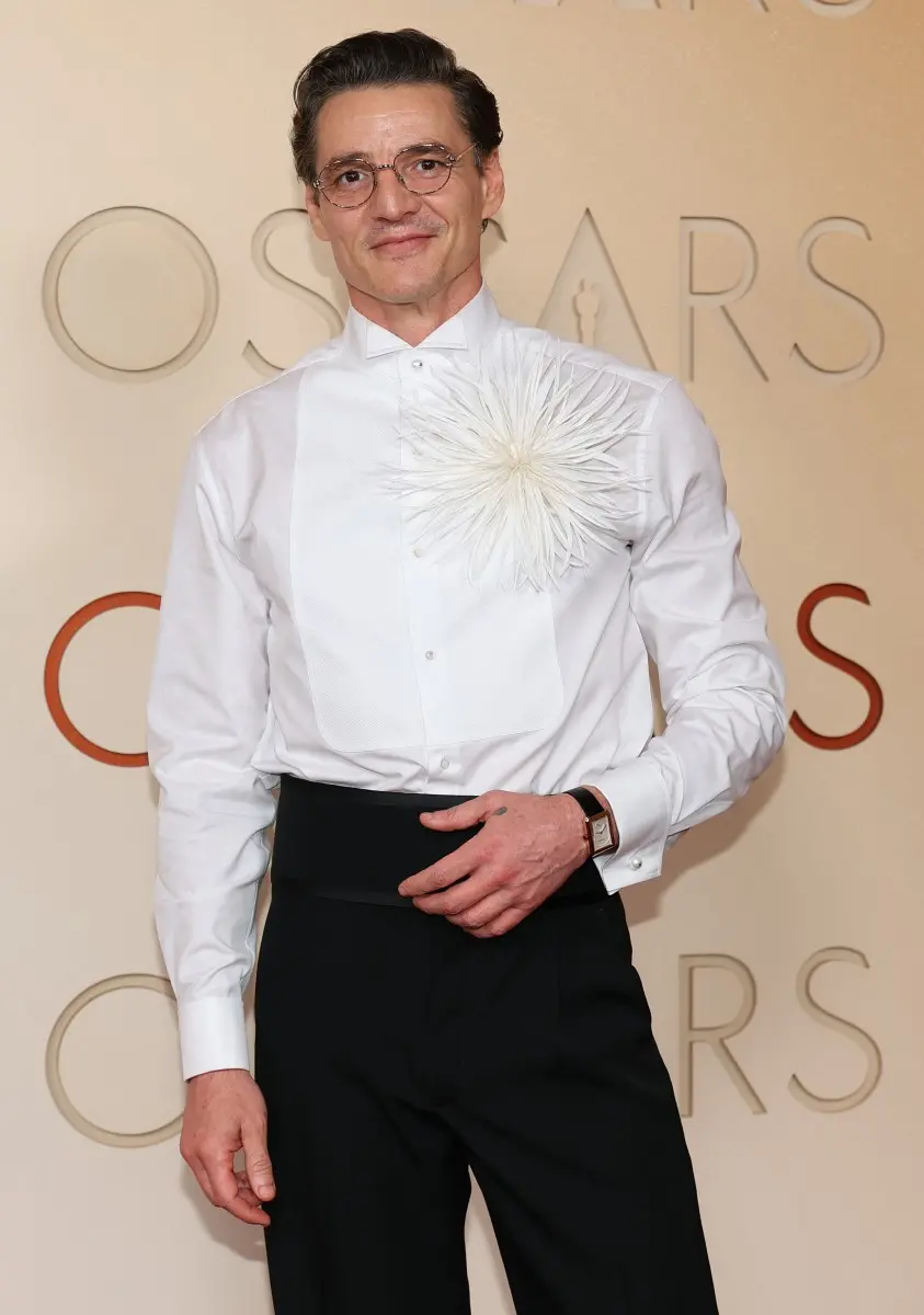 Pedro Pascal no tapete vermelho do Oscar 2026