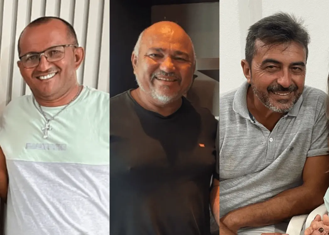 Imagem composta por três fotos lado a lado de homens sorrindo.

À esquerda, um homem com cabelo bem curto ou raspado usa óculos, camiseta clara em dois tons e um colar com pingente; ele está em frente a uma parede com painéis verticais claros.

No centro, um homem careca com barba grisalha veste uma camiseta escura e sorri, em um ambiente interno com iluminação mais quente.

À direita, um homem com cabelo curto e grisalho e barba por fazer usa uma camisa polo cinza, inclinado levemente para frente, sorrindo em um ambiente interno claro.