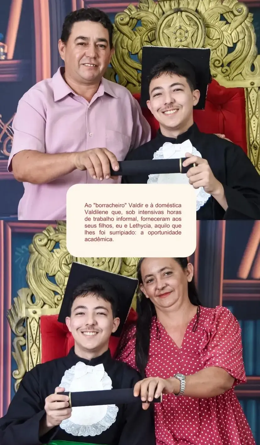 A imagem é uma montagem vertical de duas fotos de formatura, onde um jovem de beca e capelo posa sorridente segurando seu diploma. Na foto superior, ele está ao lado de um homem de camisa rosa; na inferior, ao lado de uma mulher de vestido vermelho com bolinhas brancas, ambos em frente a uma imponente cadeira vermelha com detalhes dourados. No centro da montagem, um quadro de texto traz uma dedicatória emocionante aos pais, Valdir e Valdilene, celebrando a oportunidade acadêmica conquistada.