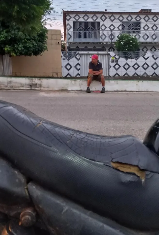 José Valdir aguardava no ponto de ônibus o embarque do filho em direção à escola e depois seguia para trabalhar.