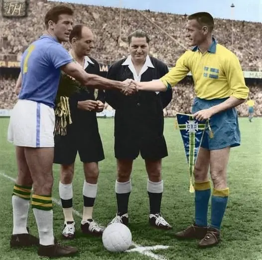 Atletas em ação durante Brasil x Suécia