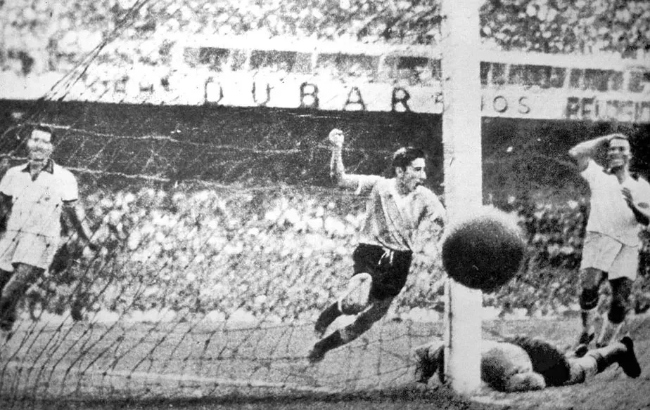 De branco, o Brasil perdeu para o Uruguai na final da Copa de 1950