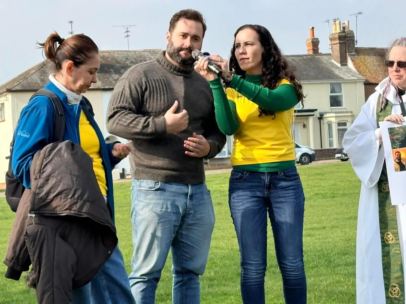 foto de amigos e familiares de cearense desaparecida na Inglaterra.