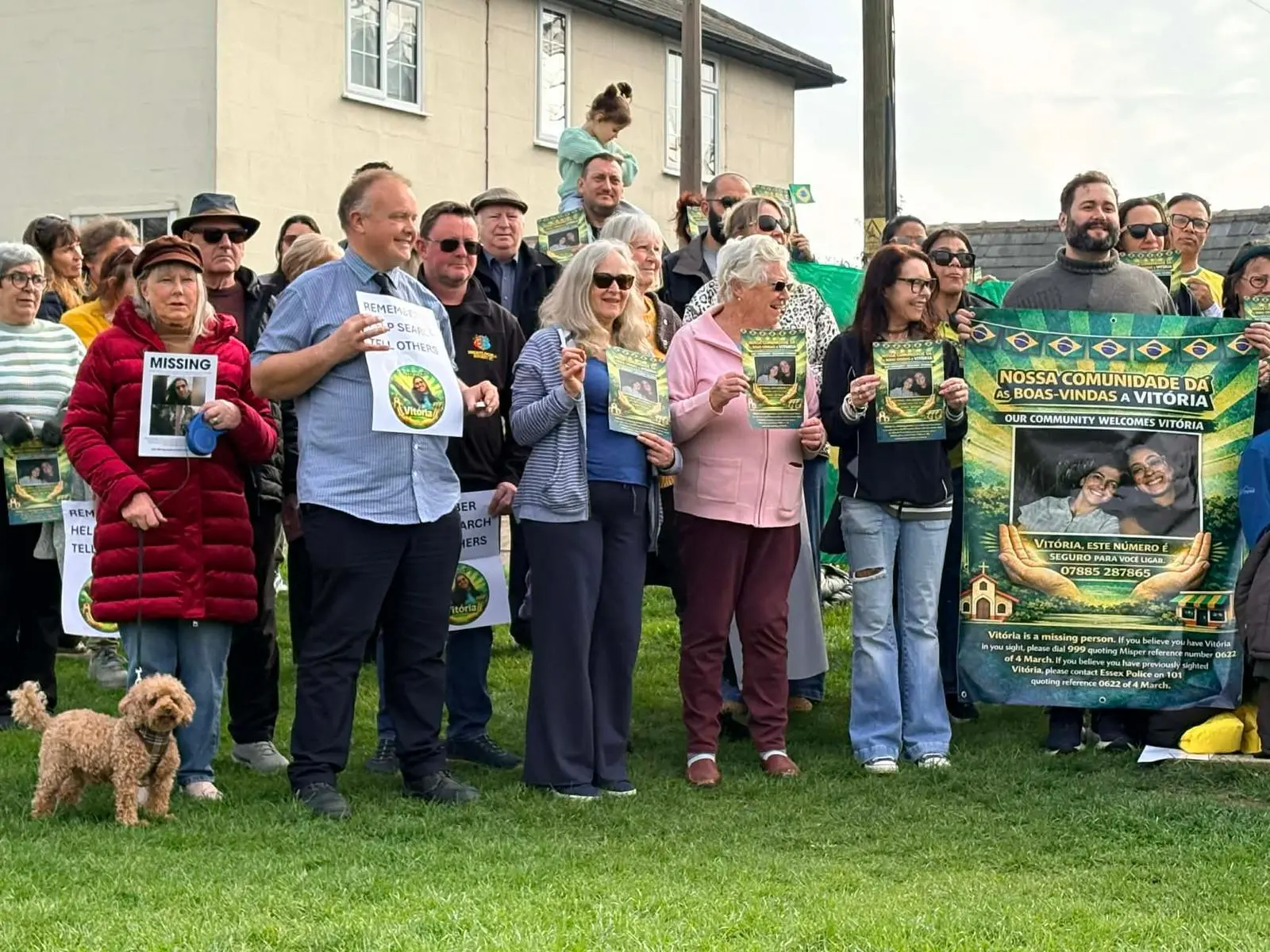 foto de amigos e familiares de cearense desaparecida na Inglaterra.