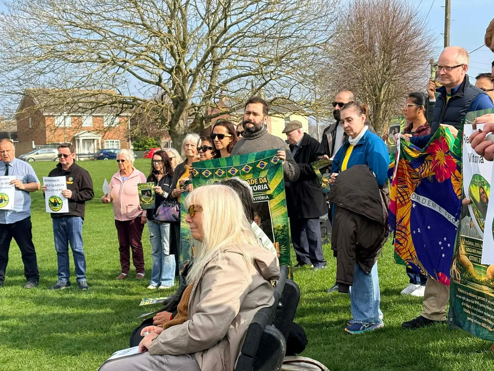 foto de amigos e familiares de cearense desaparecida na Inglaterra.