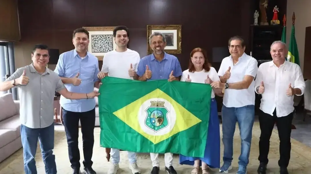 Elmano segura uma bandeira do Ceará ao lado de Fernanda Pessoa, AJ, Moses e Chagas Vieira.