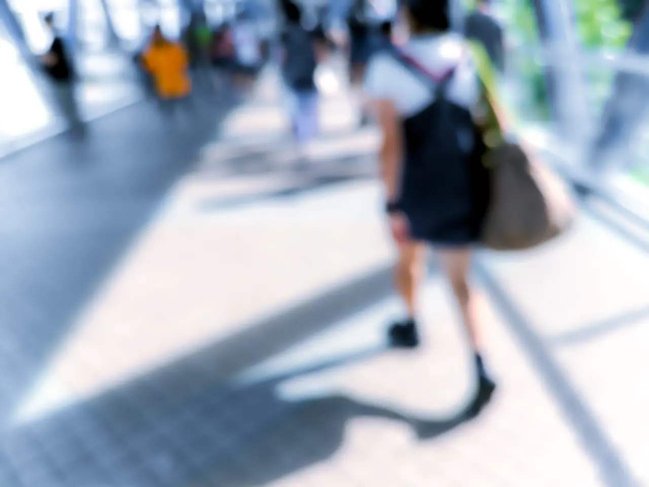 Imagem estudantes caminhando em plataforma com imagem desfocada.