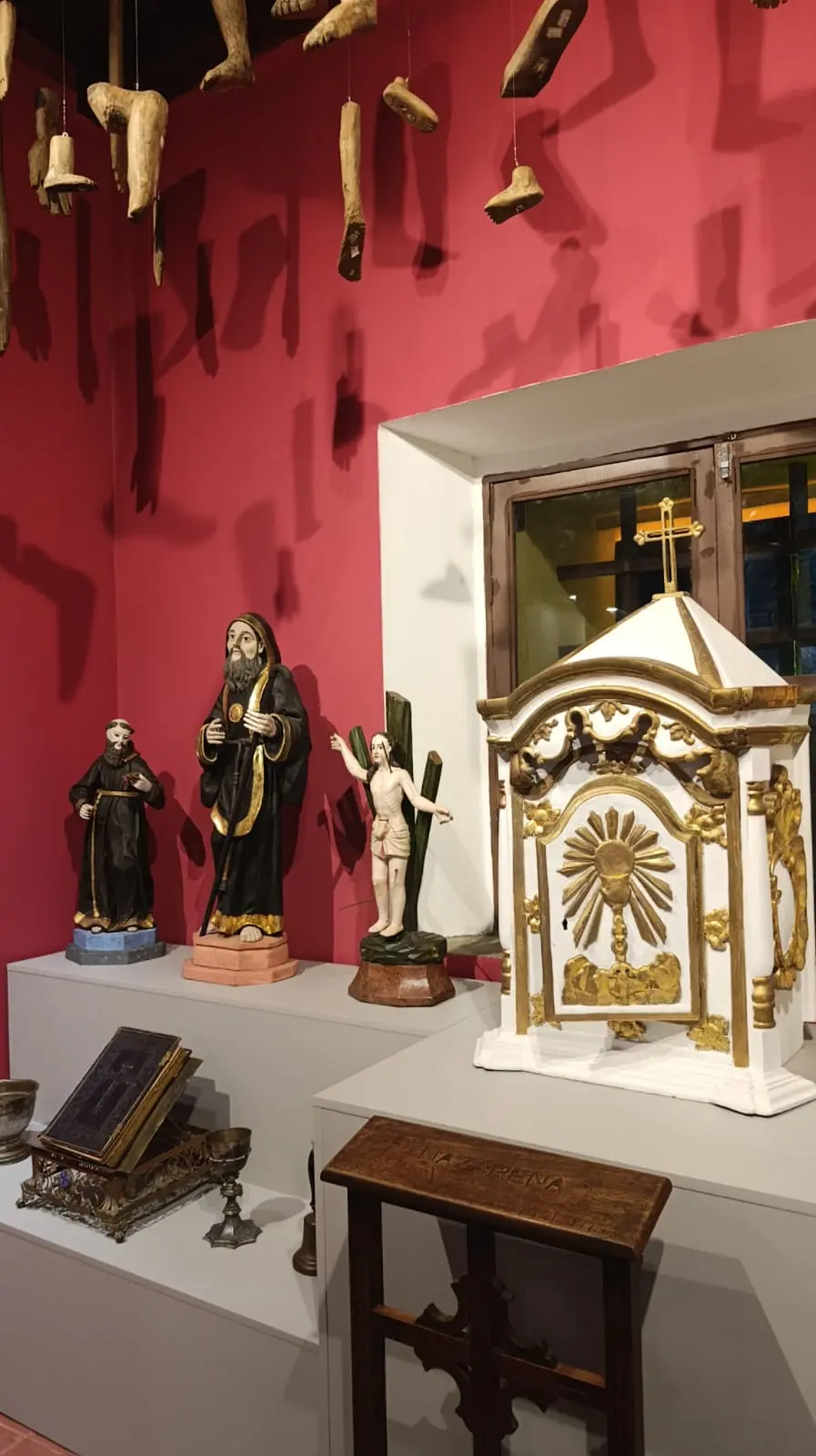 imagem maior em destaque, São Fidélis de Sigmaringa, é considerada umas das mais antigas do Crato