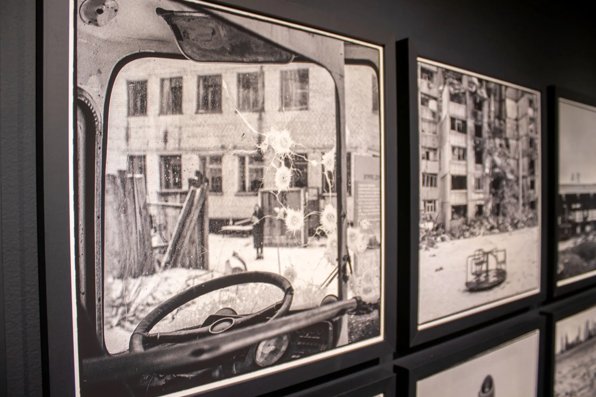 Imagens em preto e branco feitas com uma câmera analógica Rolleiflex (lançada em 1929) expõem postura mais contemplativa do fotógrafo.