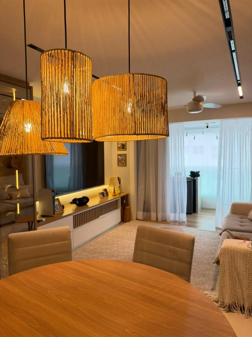 área de sala com cortina ao fundo dividindo espaço.