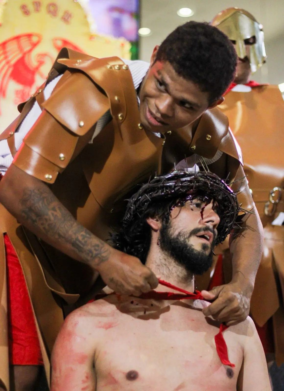 Atores encenam o espetáculo 