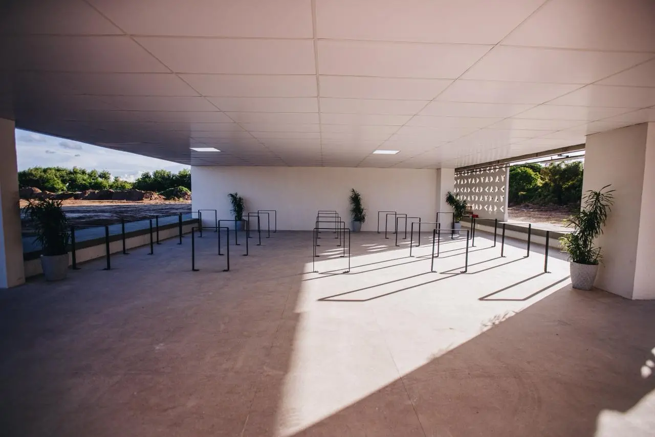 térreo de prédio do ITA, mostrando bicicletário.