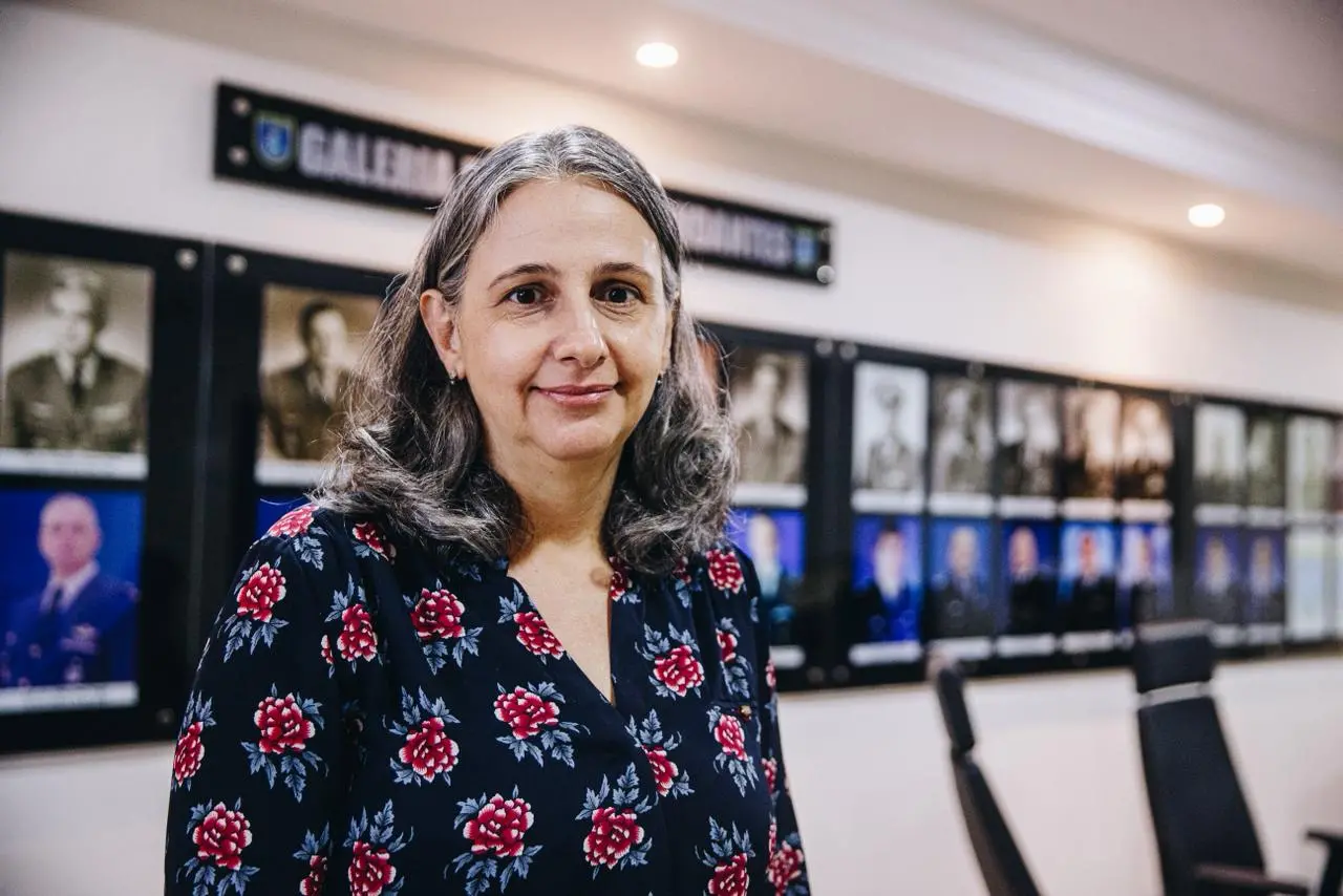 Professora doutora Emilia Villani é vice-reitora do ITA. Ela posa diante de parede com quadros.