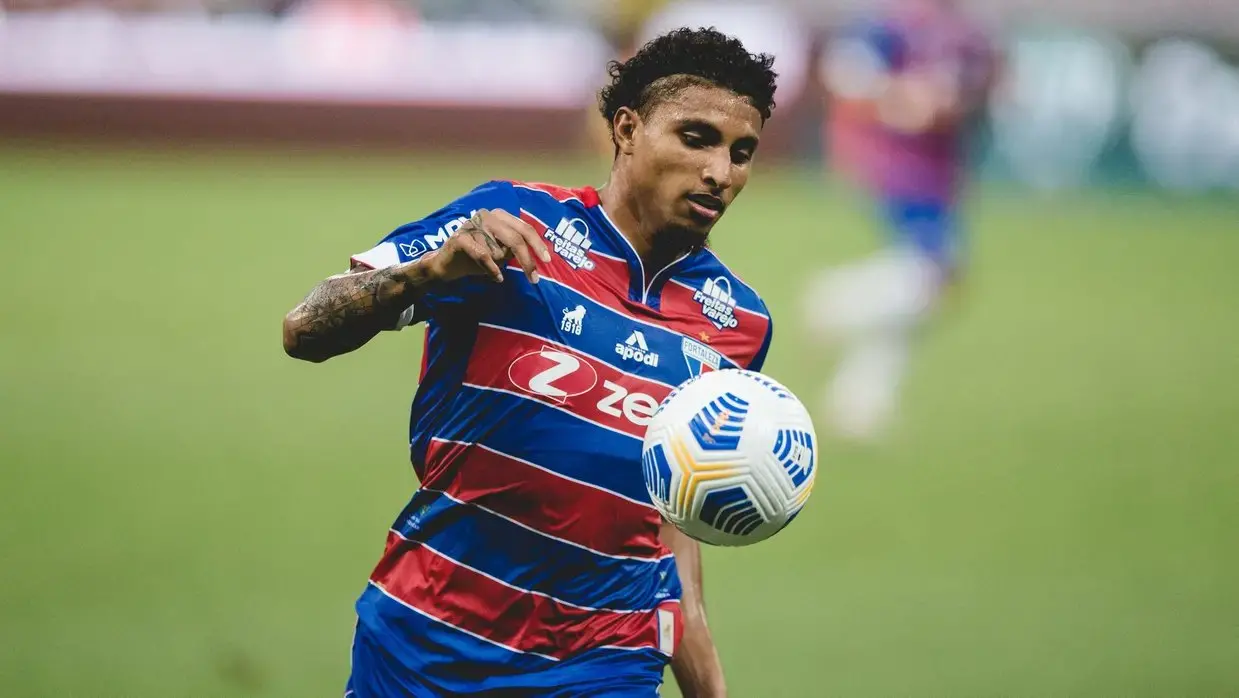 Éderson em ação pelo Fortaleza