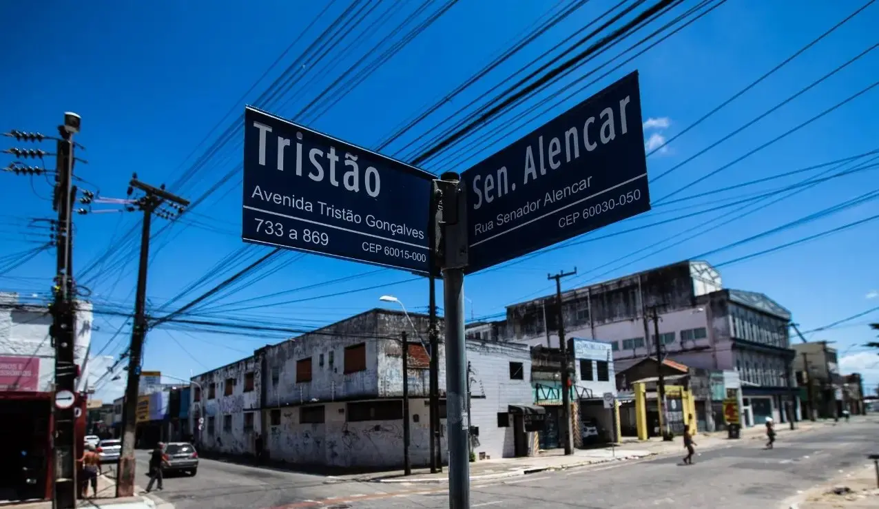 Duas placas com nomes de ruas de Fortaleza. Elas indicam as ruas Tristão Gonçalves  e Senador Alencar.