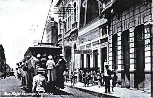 Imagem histórica de um bonde lotado circulando pela rua Major Facundo.