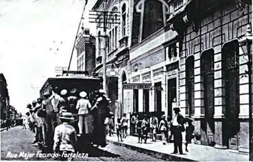 Bonde circulando pelo Centro de Fortaleza.