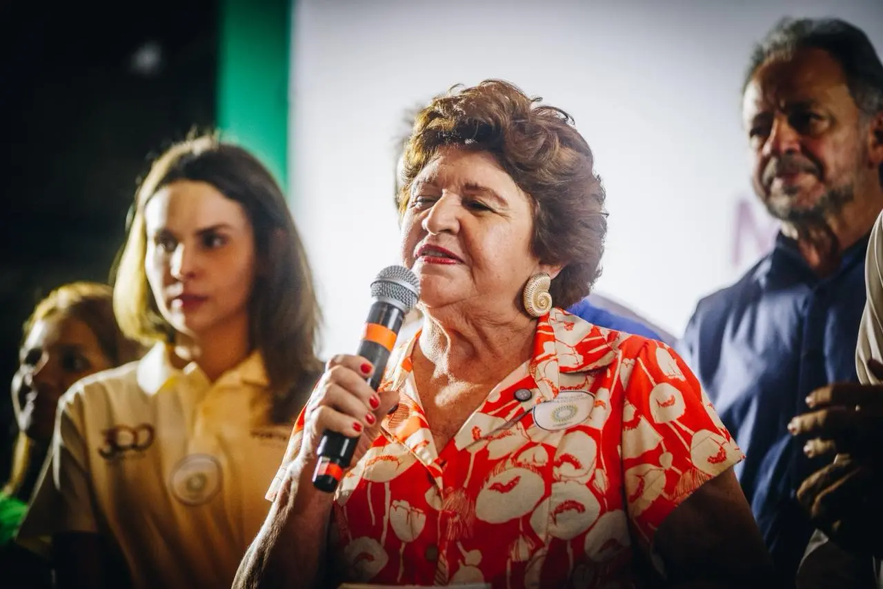 Fátima Queiroz, presidente da Associação dos Empresários da Praia do Futuro. Ela está falando ao microfone.