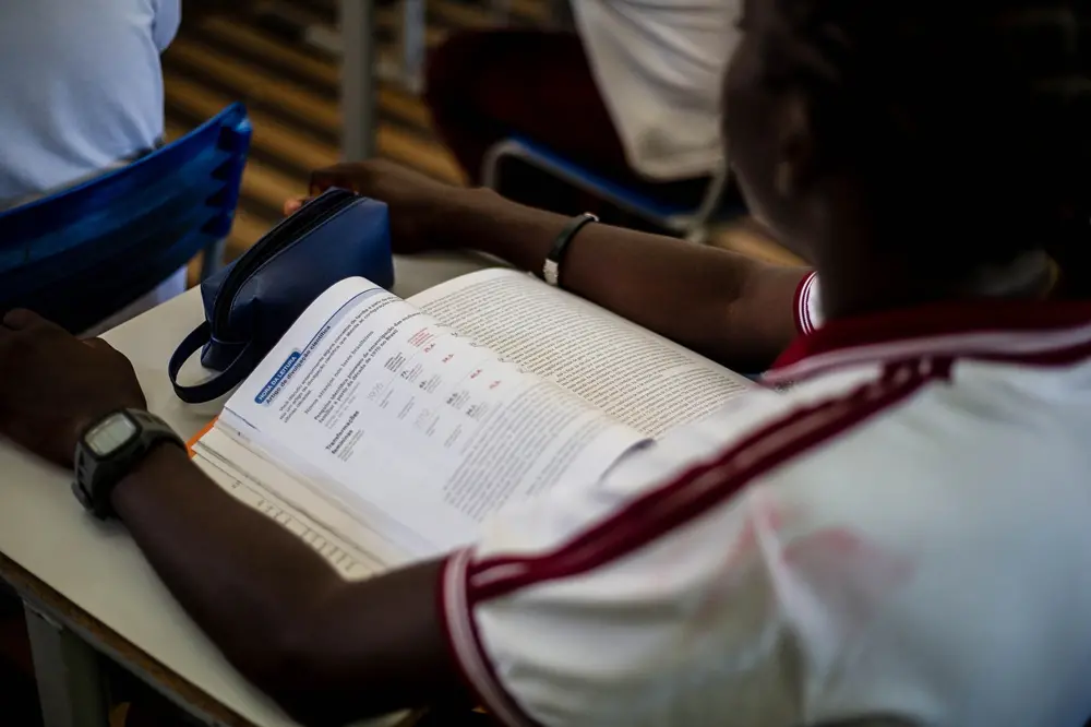 aluno da rede pública com o livro aberto