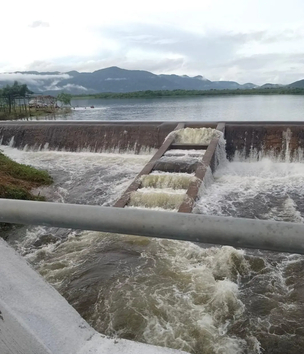 O açude fica localizado no distrito Várzea da Volta, no município de Moraújo.