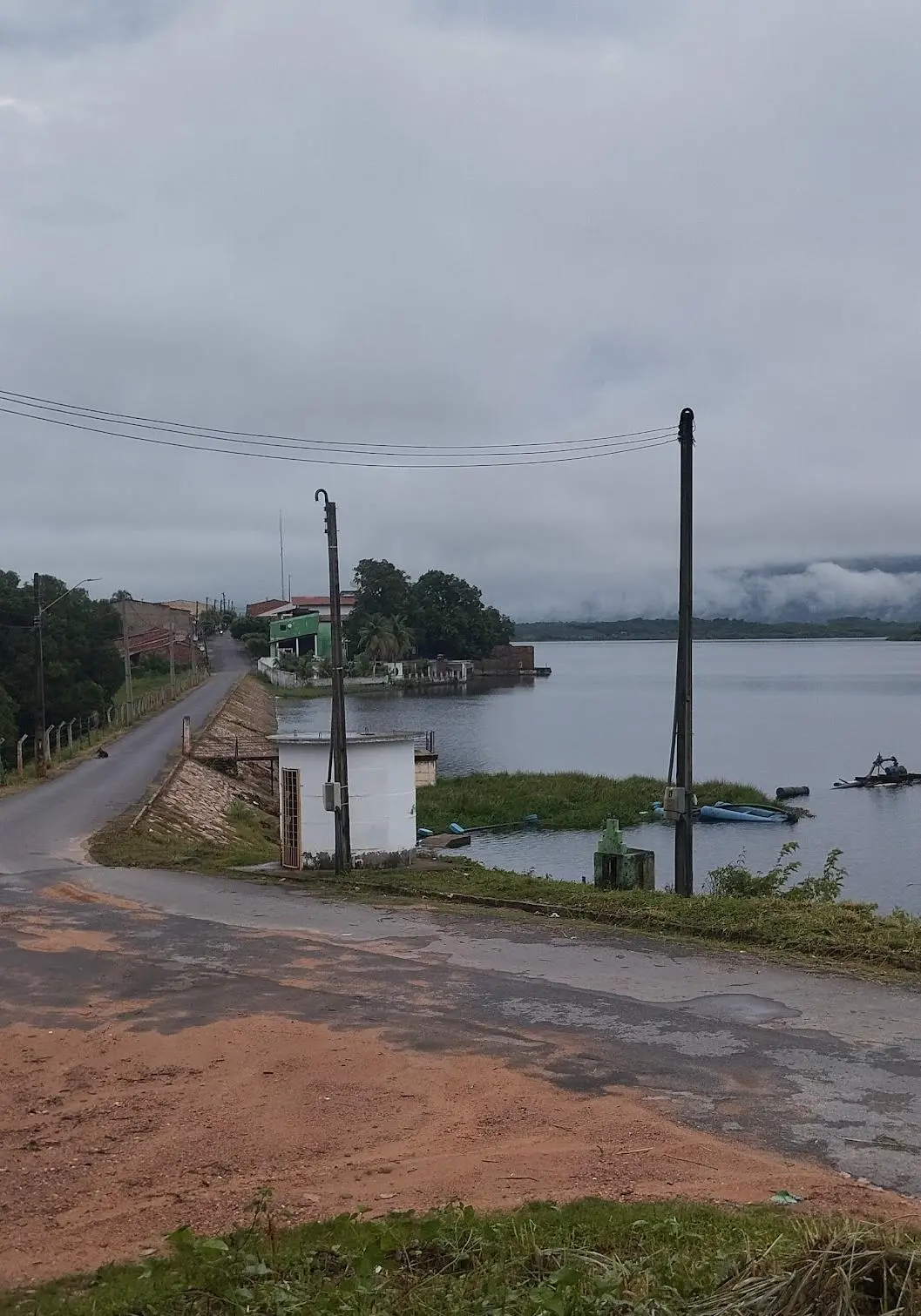 O açude fica localizado no distrito Várzea da Volta, no município de Moraújo.