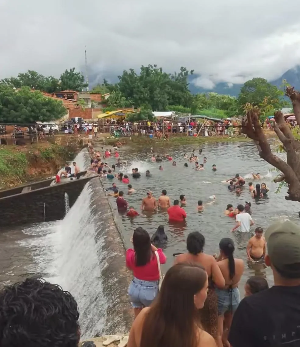 Moradores e turistas se reúnem no açude para festejar a sangria.